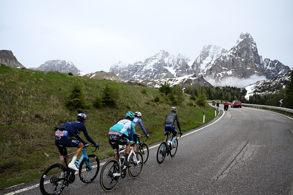 Pellizzari fait partie des échappés dans les Dolomites lors de la 17e étape du Giro d'Italia