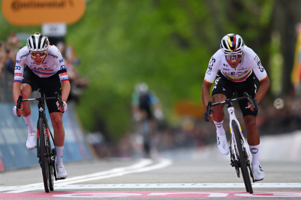 Jhonatan Narváez beat Tadej Pogačar to win stage 1 of the Giro d