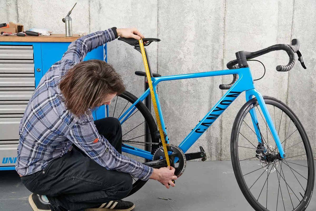 Comment assembler un vélo, régler la hauteur de la selle avec un ruban à mesurer