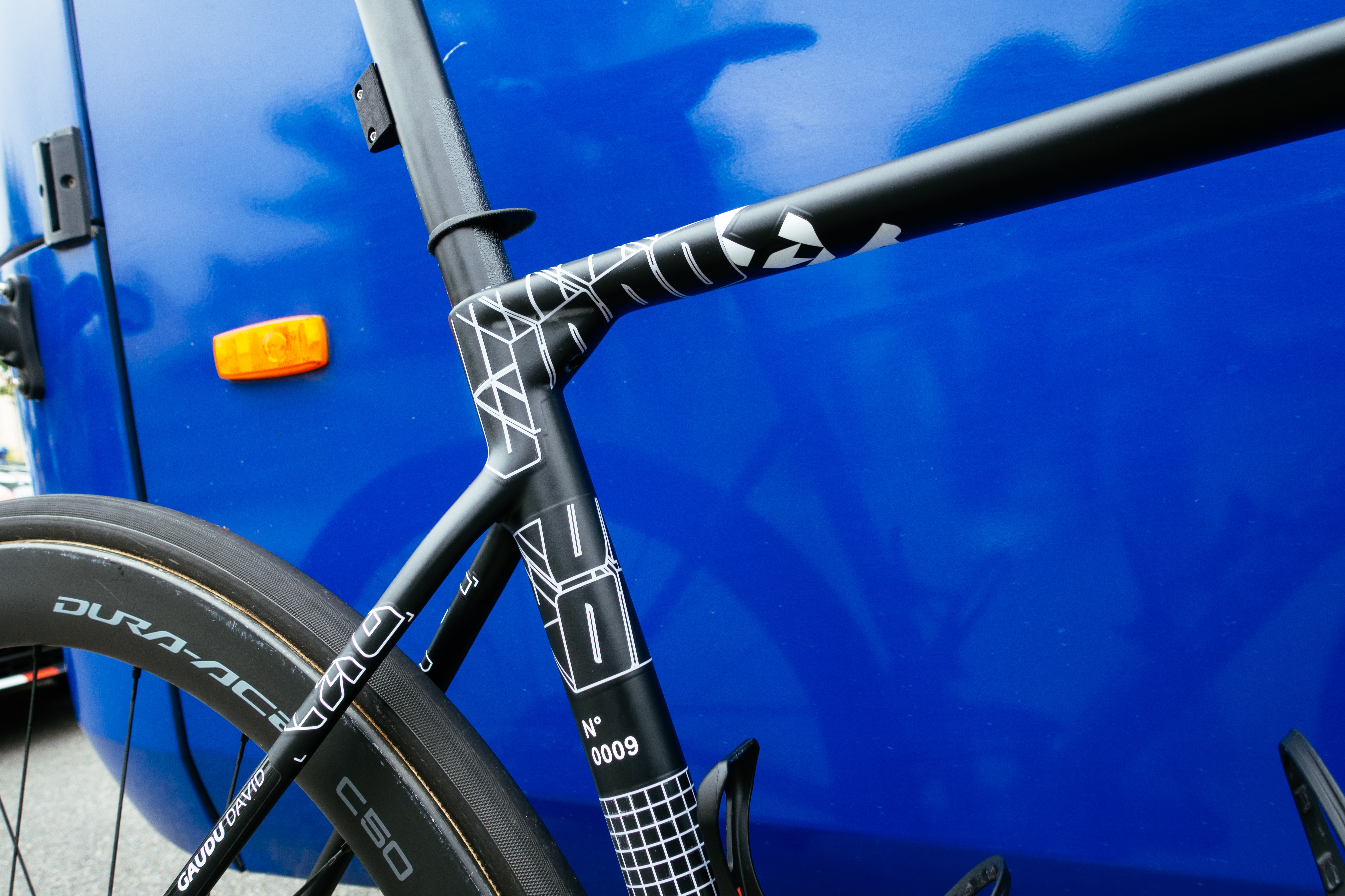 Nouveau vélo prototype Wilier contre un bus bleu