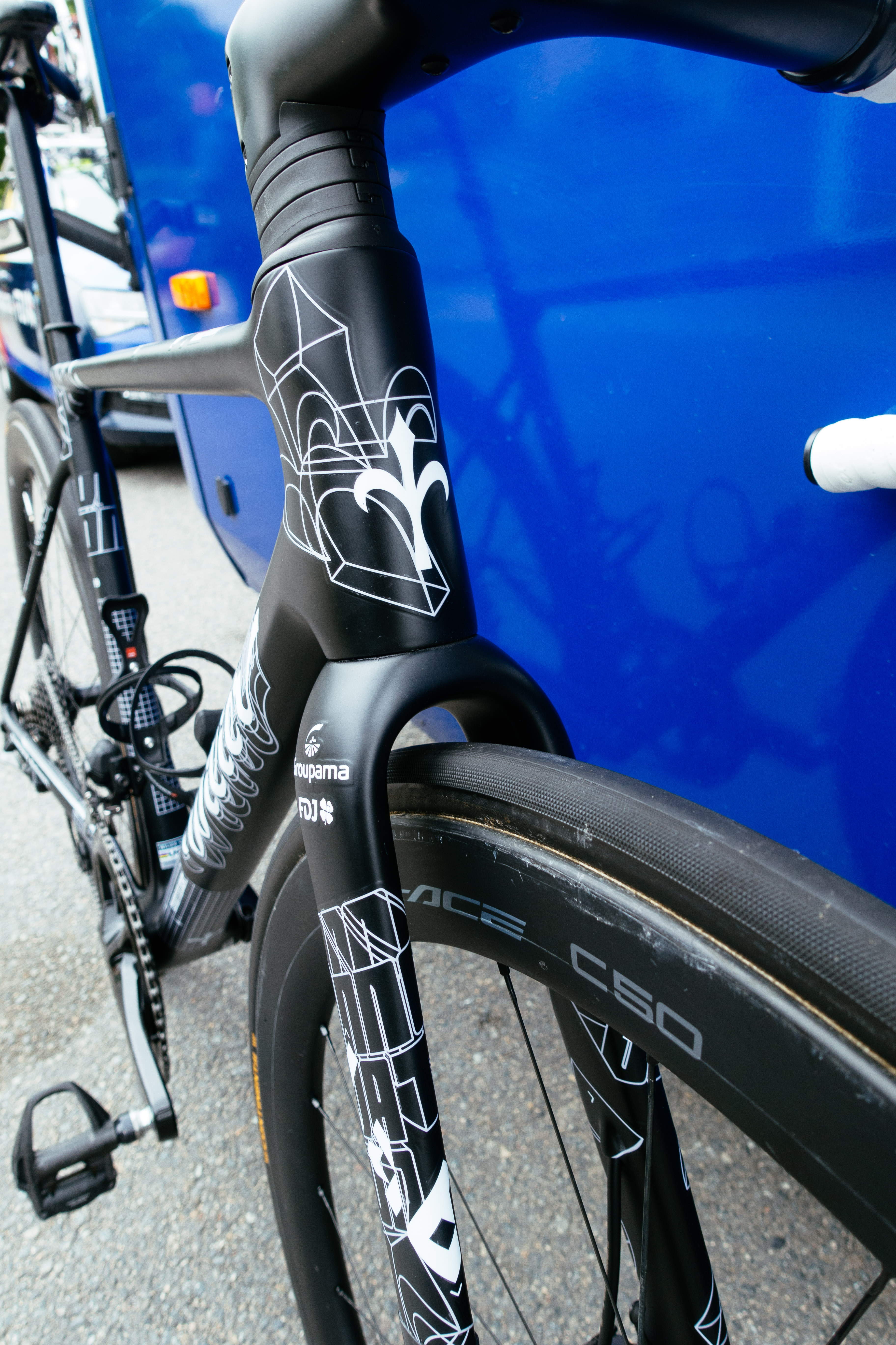 Nouveau vélo prototype Wilier contre un bus bleu