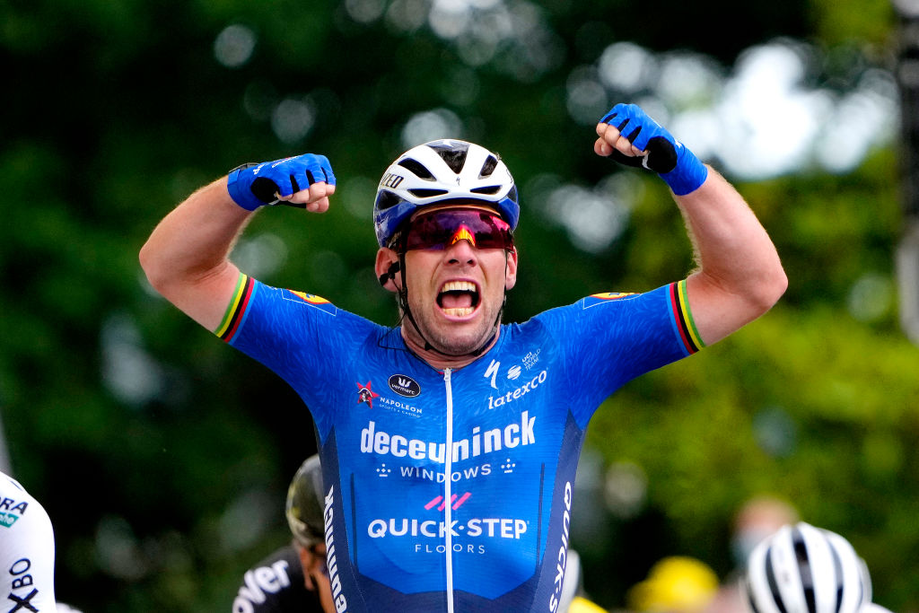 FOUGERES FRANCE 29 JUIN Mark Cavendish du Royaume-Uni et le vainqueur de l'étape Team Deceuninck QuickStep célèbrent leur arrivée lors de la 108e étape du Tour de France 2021 4, une étape de 1504 km de Redon à Fougres LeTour TDF2021 le 29 juin 2021 à Fougères France Photo de Daniel Cole PoolGetty Images