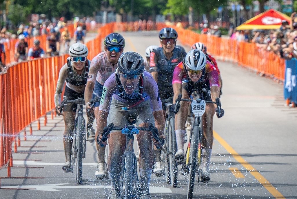 Geerike Schreurs (SD Worx-Protime) à droite, avec un lancer de vélo pour prendre la deuxième place à Unbound Gravel 200 derrière Rosa Klöser