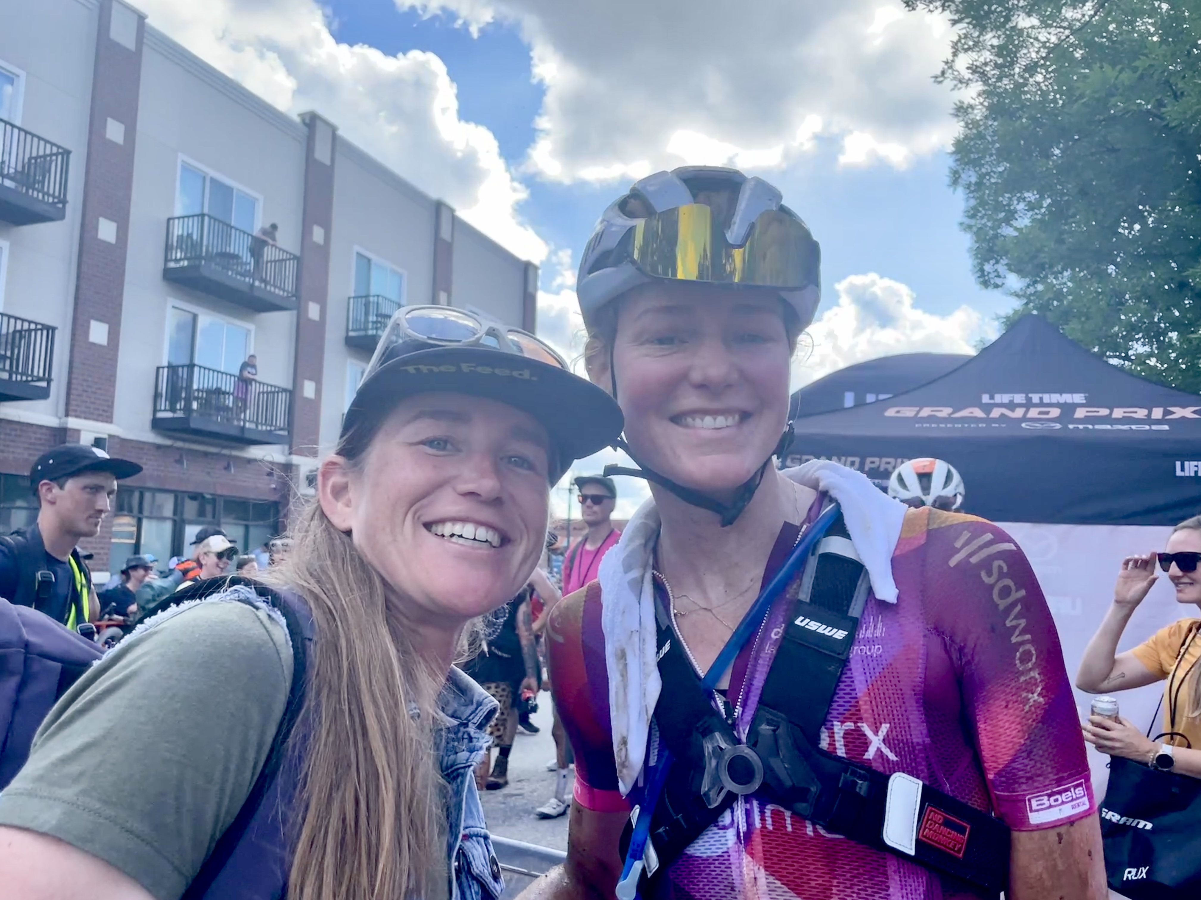 Lauren Stephens, gagnante d'Unbound 100 (à gauche), félicite Geerike Schreurs, finaliste d'Unbound 200, toutes deux anciennes coéquipières de l'équipe routière Cylance en 2018