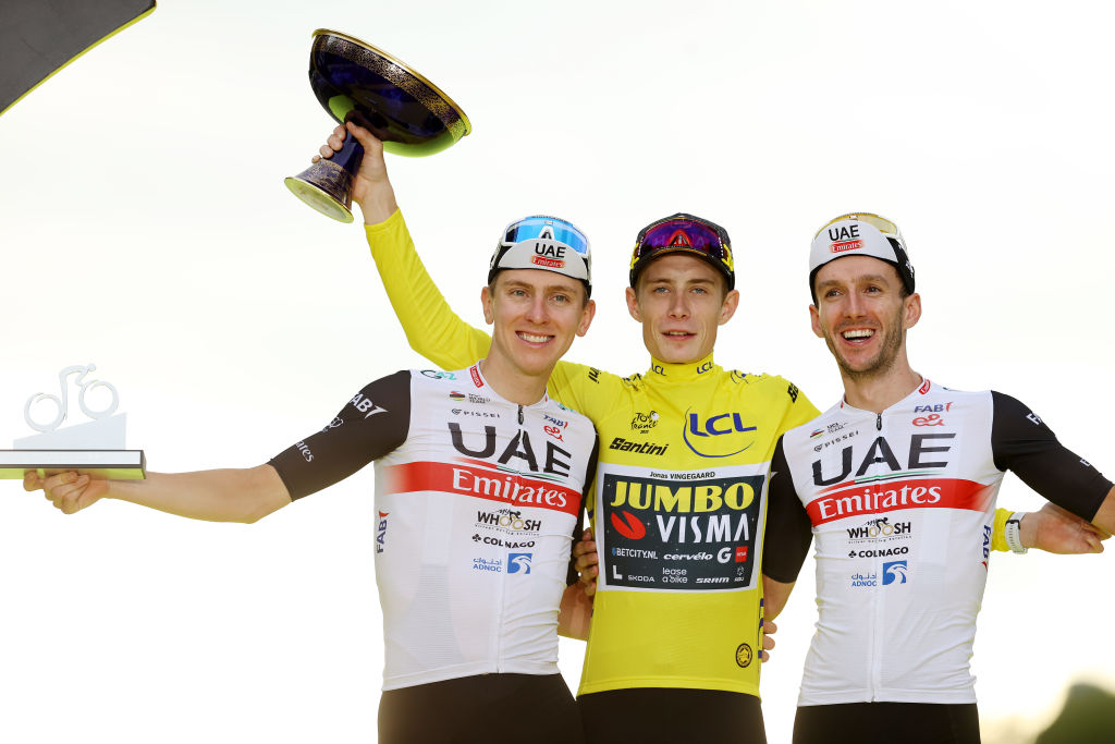 Podium général du Tour de France 2023 (LR) : le meilleur jeune Tadej Pogačar (UAE Team Emirates) en deuxième position, le vainqueur Jonas Vingegaard (Jumbo-Visma) et la troisième place Adam Yates (UAE Team Emirates)