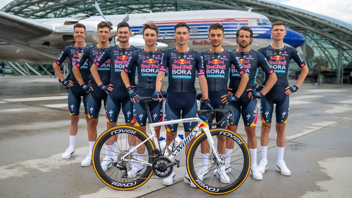 Red Bull-Bora-Hansgrohe présente son nouveau maillot et l'équipe de soutien de Primož Roglič au Tour de France lors du lancement officiel