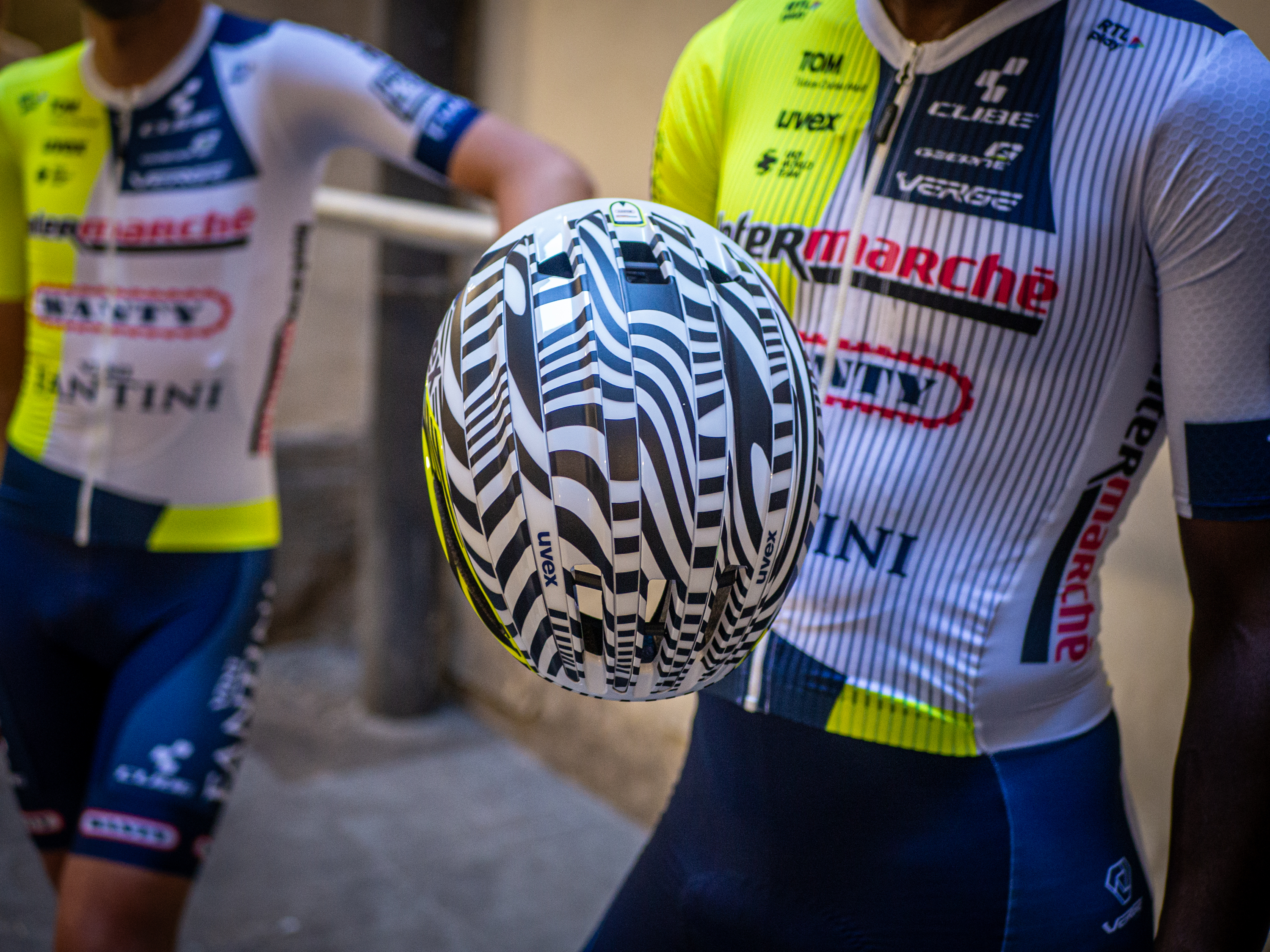 Un coureur d'Intermarché Wanty pose avec un nouveau casque Uvex noir et blanc