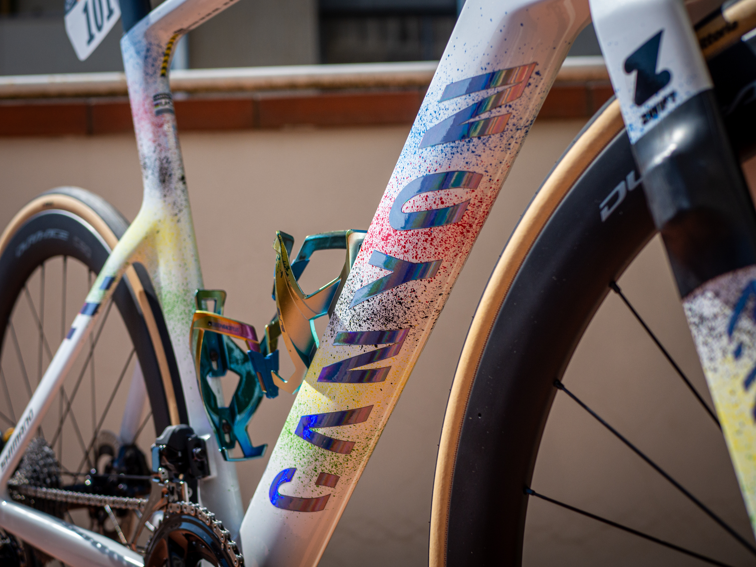 Les porte-bidons Elite Vico Oil Slick se marient parfaitement avec le thème arc-en-ciel du vélo