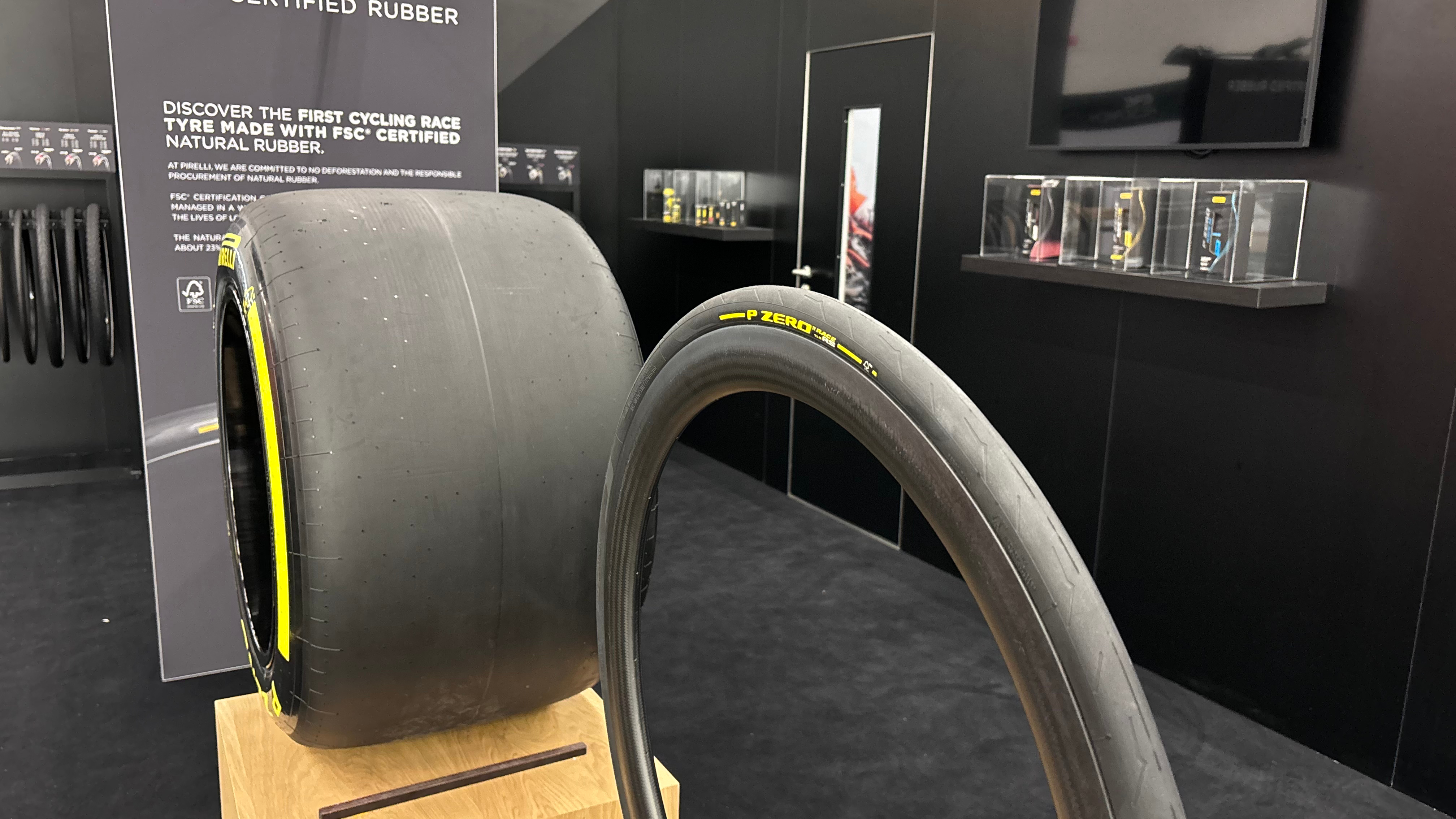 Un pneu de vélo Pirelli à côté d'un pneu de Formule 1