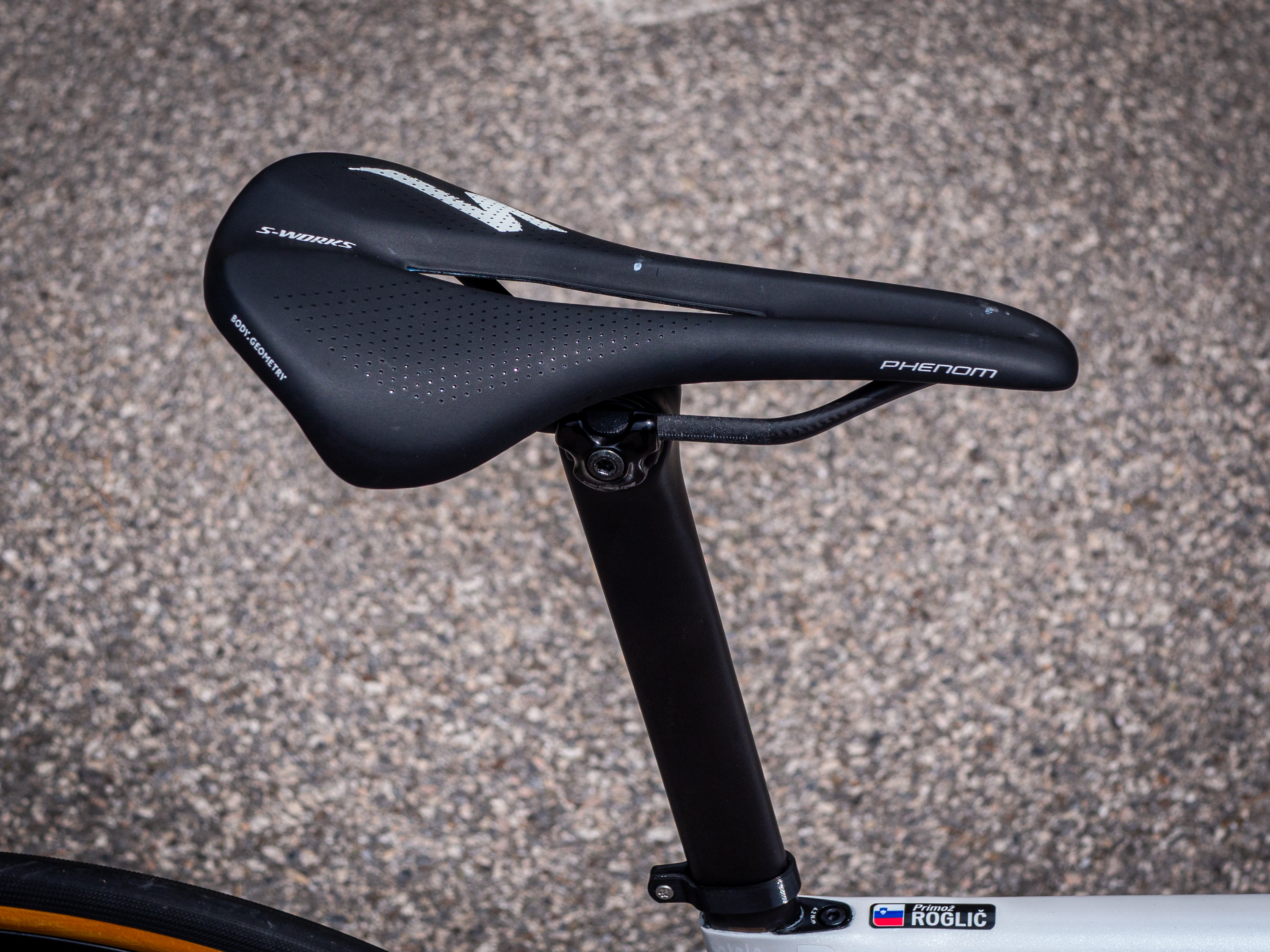 Specialized complète la construction avec sa selle Phenom