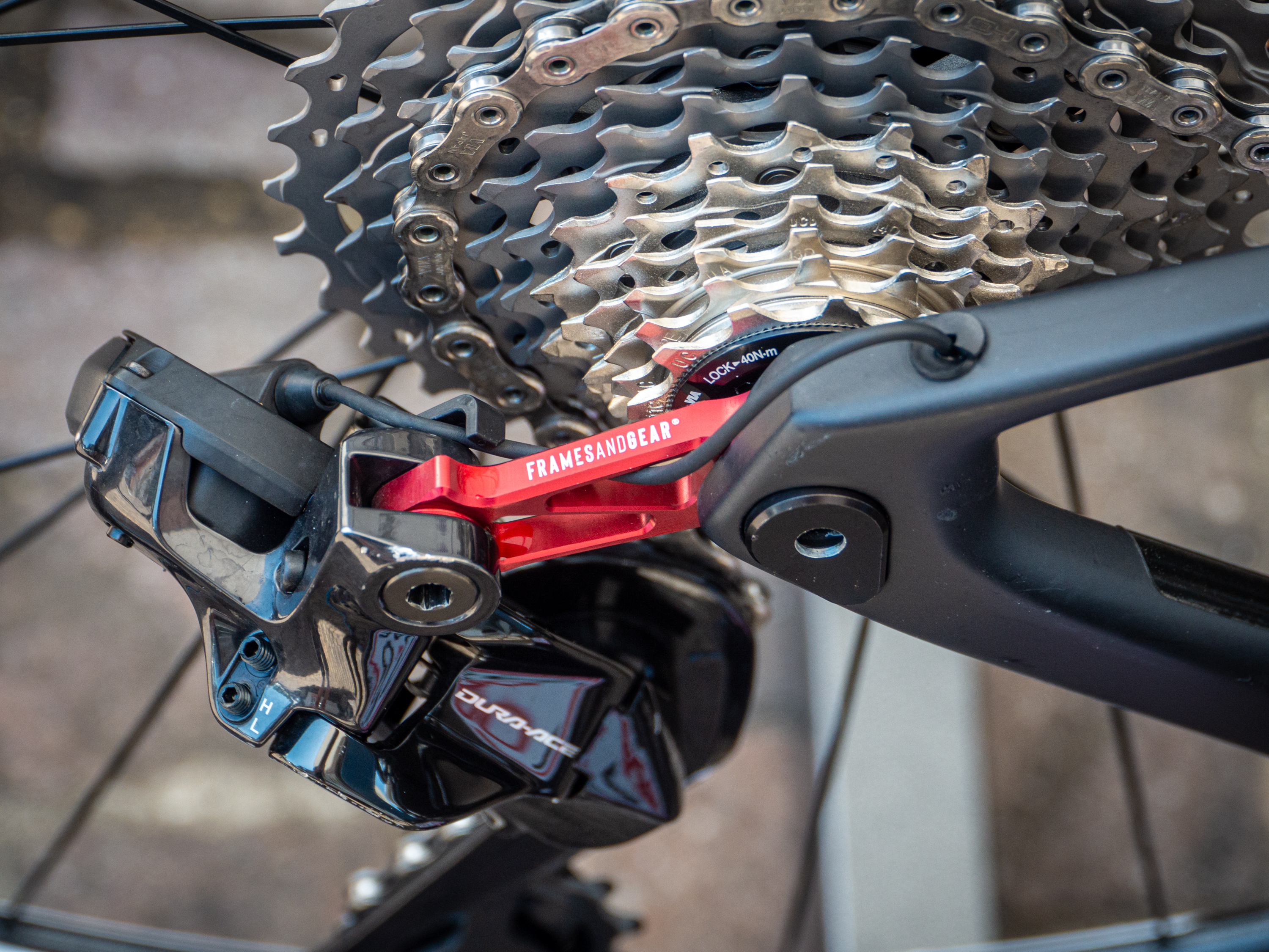 Le câble d'alimentation Shimano Di2 se place soigneusement à l'intérieur du support de dérailleur arrière anodisé