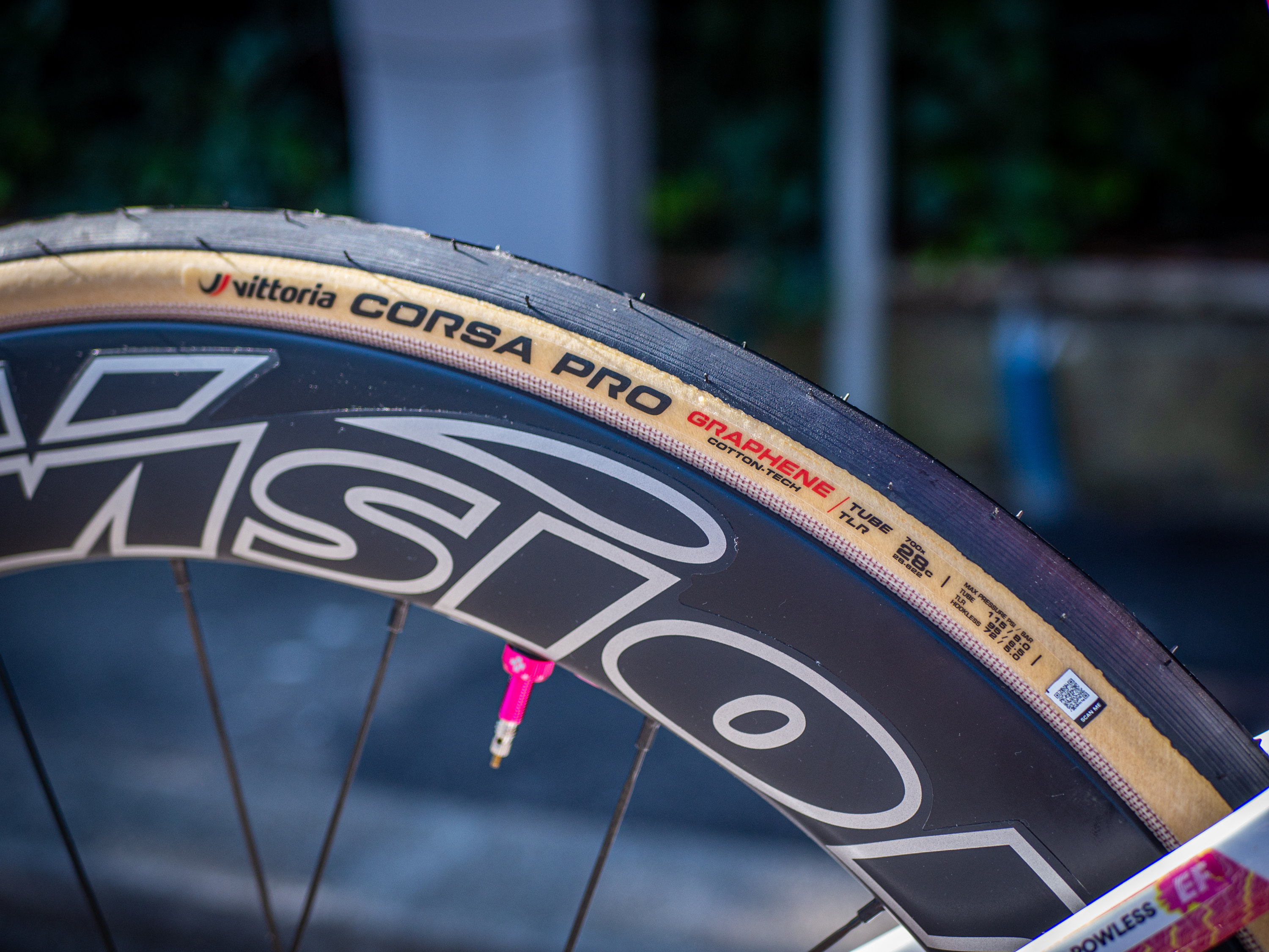 Les pneus Vittoria Corsa Pro de 28 mm sont montés sur des roues Vision Metron 60 SL.