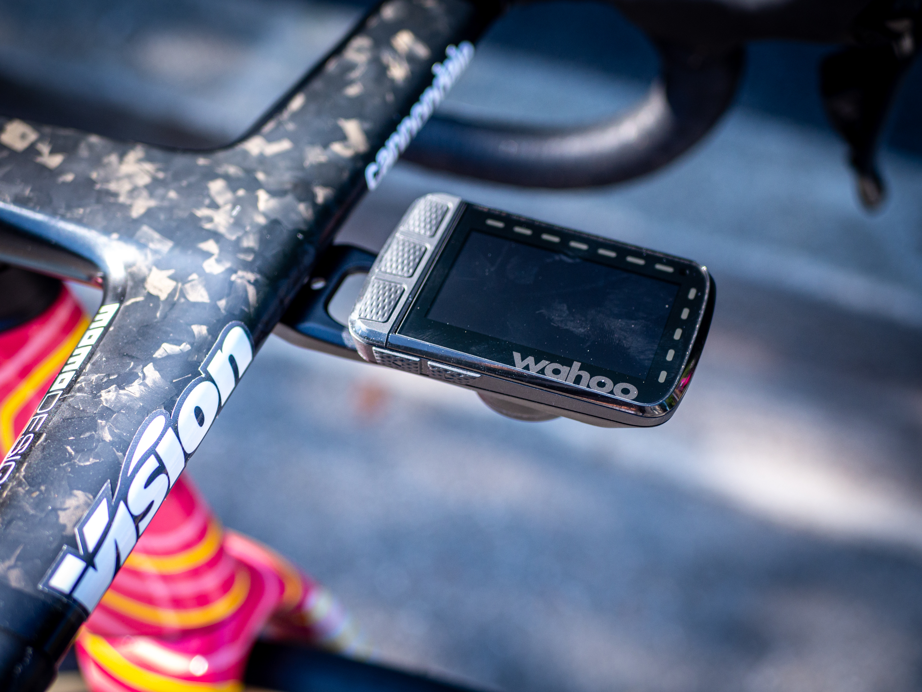 Assis devant le cockpit intégré Cannondale se trouve un ordinateur Wahoo Elemnt ROAM