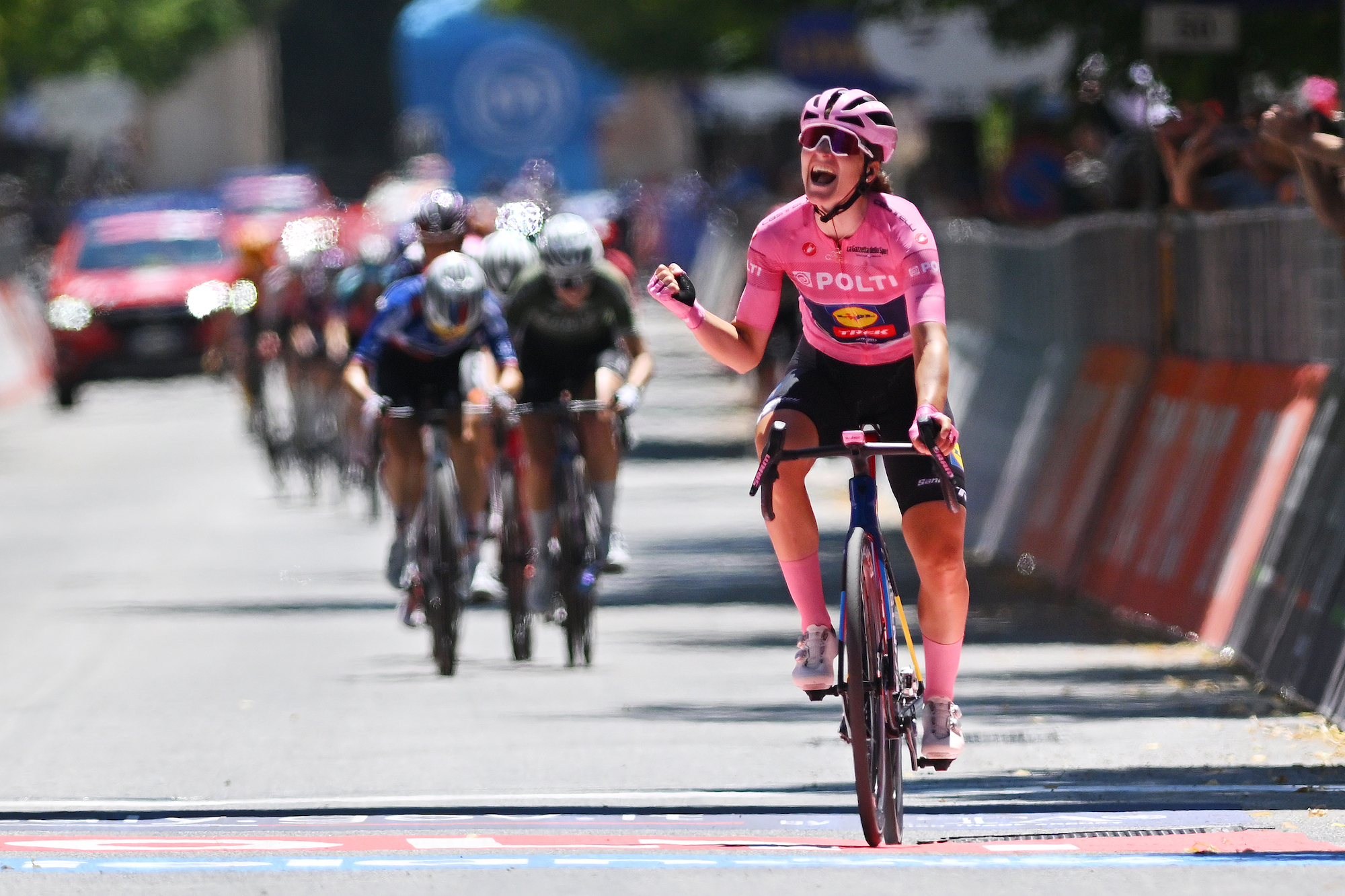 L'AQUILA, ITALIE - 14 JUILLET : Elisa Longo Borghini d'Italie et Team Lidl - Trek - Maillot de leader rose célèbrent sur la ligne d'arrivée en tant que gagnante du classement général lors de la 8e étape du 35e Giro d'Italia Femmes 2024, une étape de 117 km de Pescara à L'Aquila / #UCIWWT / le 14 juillet 2024 à L'Aquila, Italie. (Photo de Luc Claessen/Getty Images)