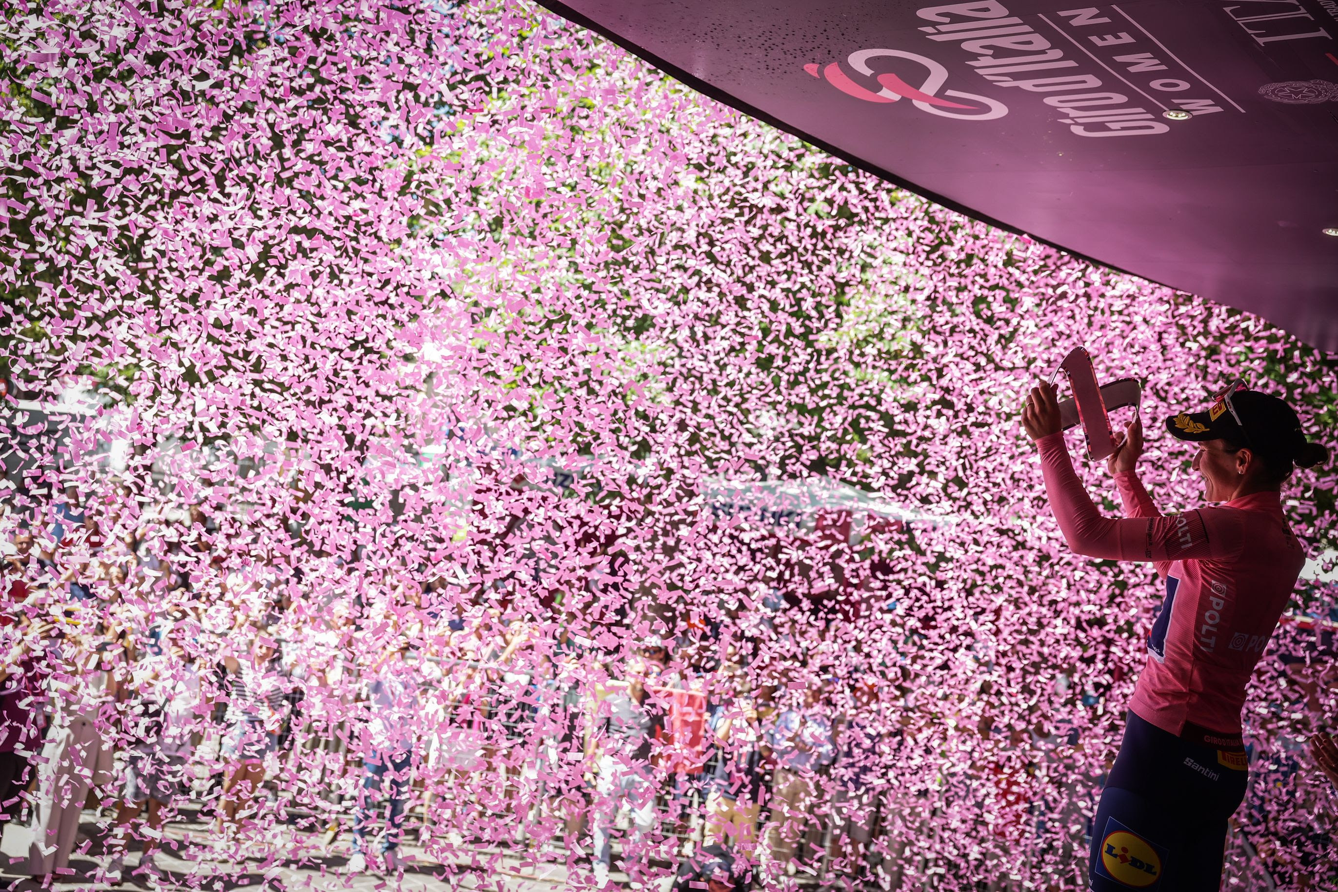 Elisa Longo Borghini célèbre sa victoire au classement général du Giro d'Italie féminin