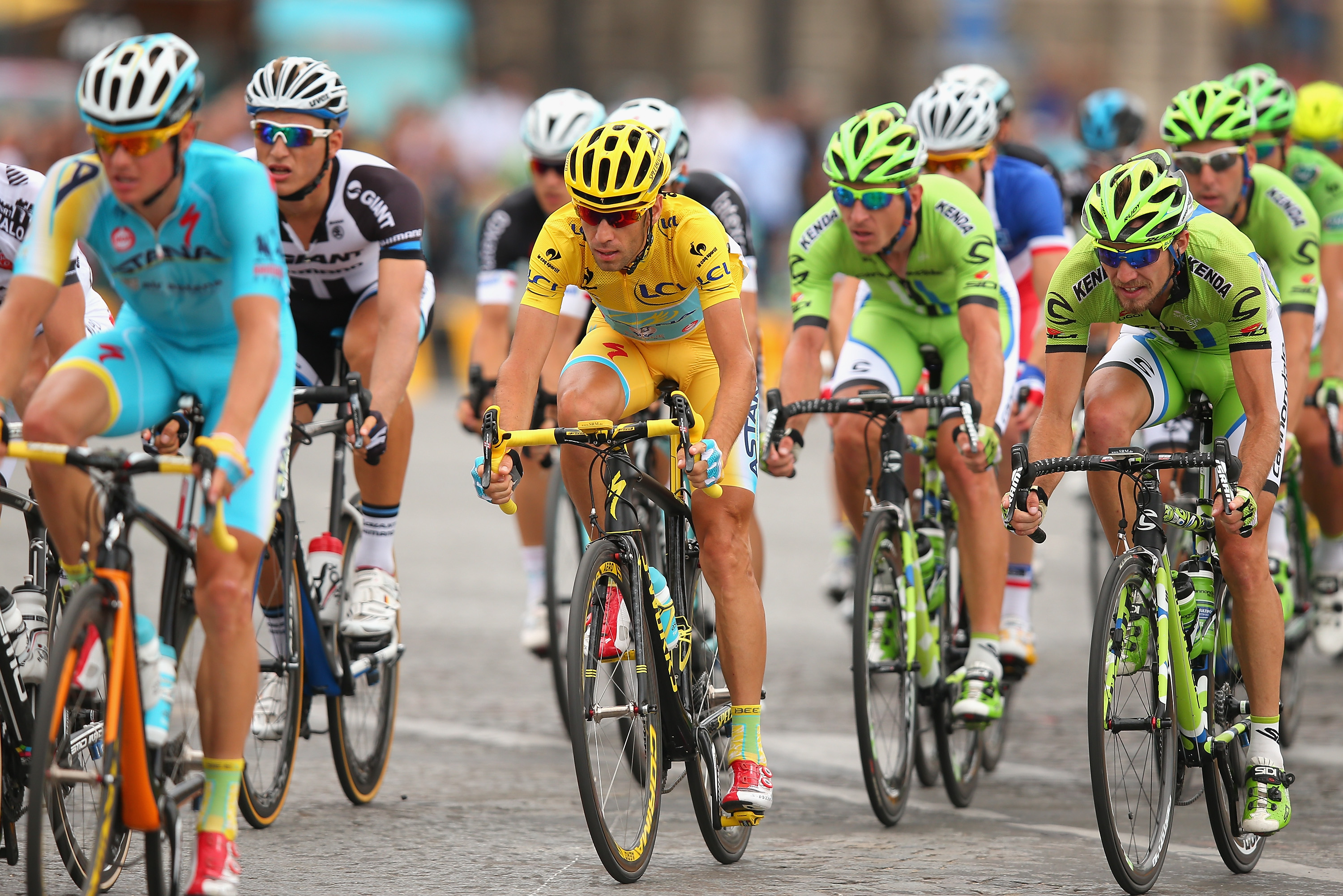 Une photo de face du vélo de Nibali montrant le guidon large