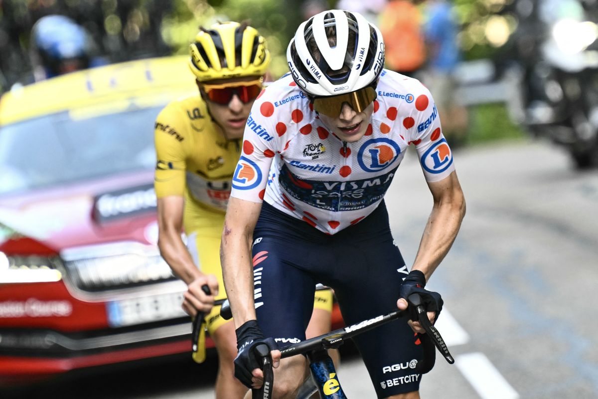 Jonas Vingegaard leads Tadej Pogačar up the Plateau de Beille