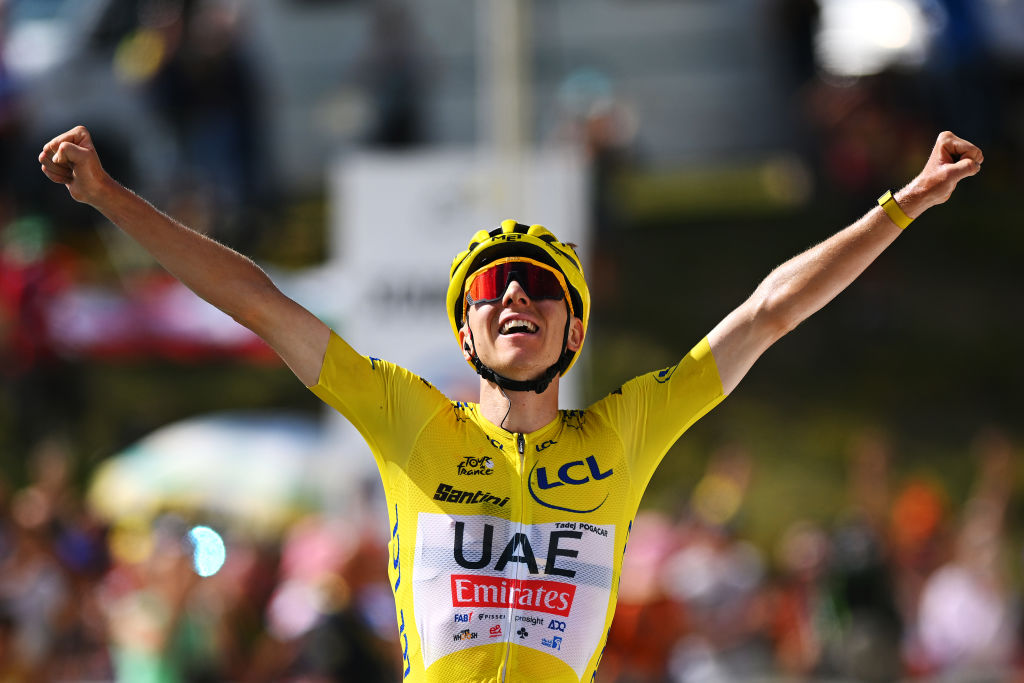 PLATEAU DE BEILLE FRANCE 14 JUILLET Tadej Pogacar de Slovénie et maillot jaune de leader de l'équipe des Émirats arabes unis célèbre sur la ligne d'arrivée en tant que vainqueur d'étape lors de la 111e étape du Tour de France 2024, une étape de 1977 km de Loudenvielle au Plateau de Beille 1782 m UCIWT le 14 juillet 2024 au Plateau de Beille France Photo de Dario BelingheriGetty Images