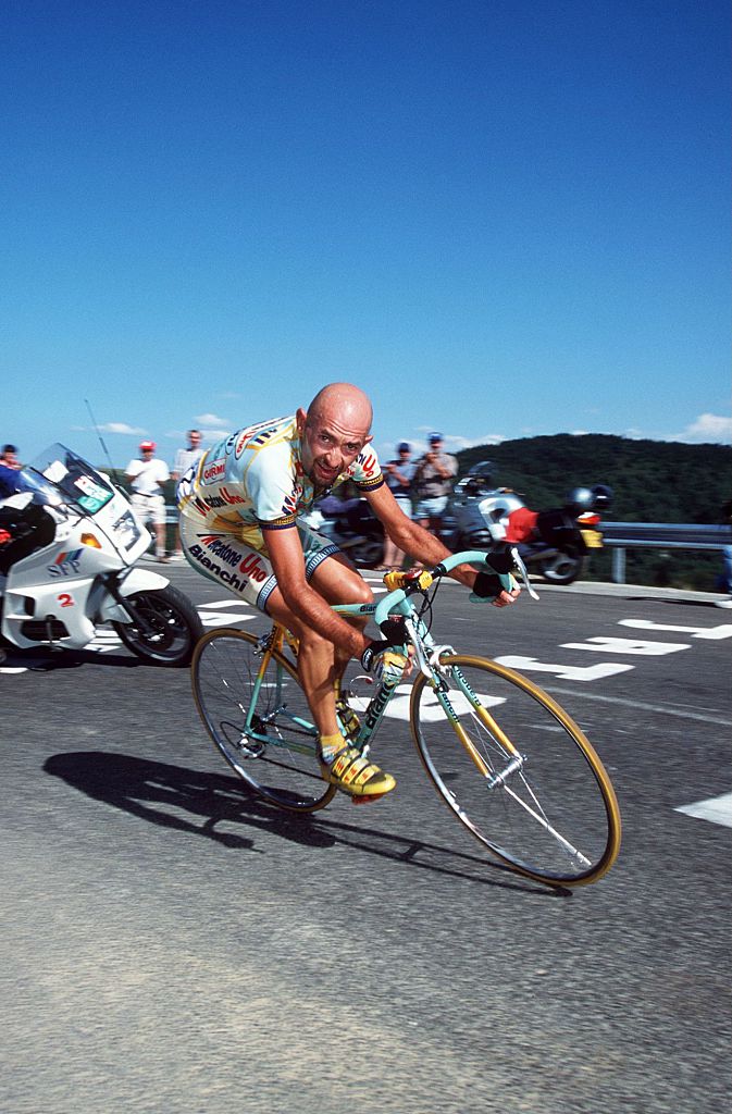 Le coureur italien Marco Pantani Mercatone Uno en action entre Luchon et le plateau de Beille lors de la 11e étape du Tour de France 1998 Photo de Franck SeguinCorbisVCG via Getty Images