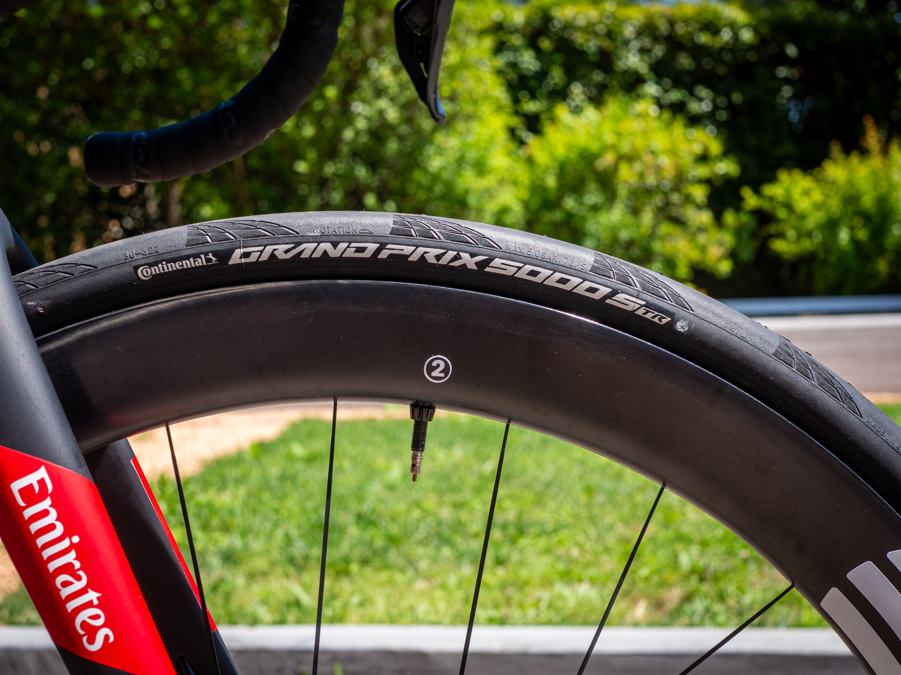 Pogačar utilise des pneus tubeless de 30 mm de large