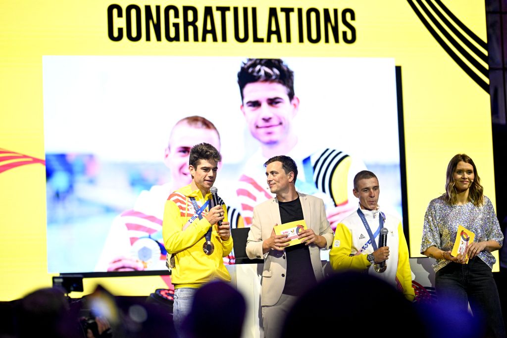 Le cycliste belge Wout van Aert, l'hôte de la Lotto Belgium House Niels Destadsbader, le cycliste belge Remco Evenepoel et l'hôte de la Lotto Belgium House Benedicte Deprez photographiés lors des célébrations à la Maison de la Belgique pour les médailles remportées lors de l'épreuve du contre-la-montre masculin aux Jeux Olympiques de Paris 2024, le samedi 27 juillet 2024 à Paris, en France. Evenepoel et Van Aert ont remporté les médailles d'or et de bronze, aux Jeux de la XXXIIIe Olympiade, qui se déroulent à Paris du 26 juillet au 11 août. La délégation belge compte 165 athlètes dans 21 sports. BELGA PHOTO JASPER JACOBS (Photo de JASPER JACOBS / BELGA MAG / Belga via AFP)