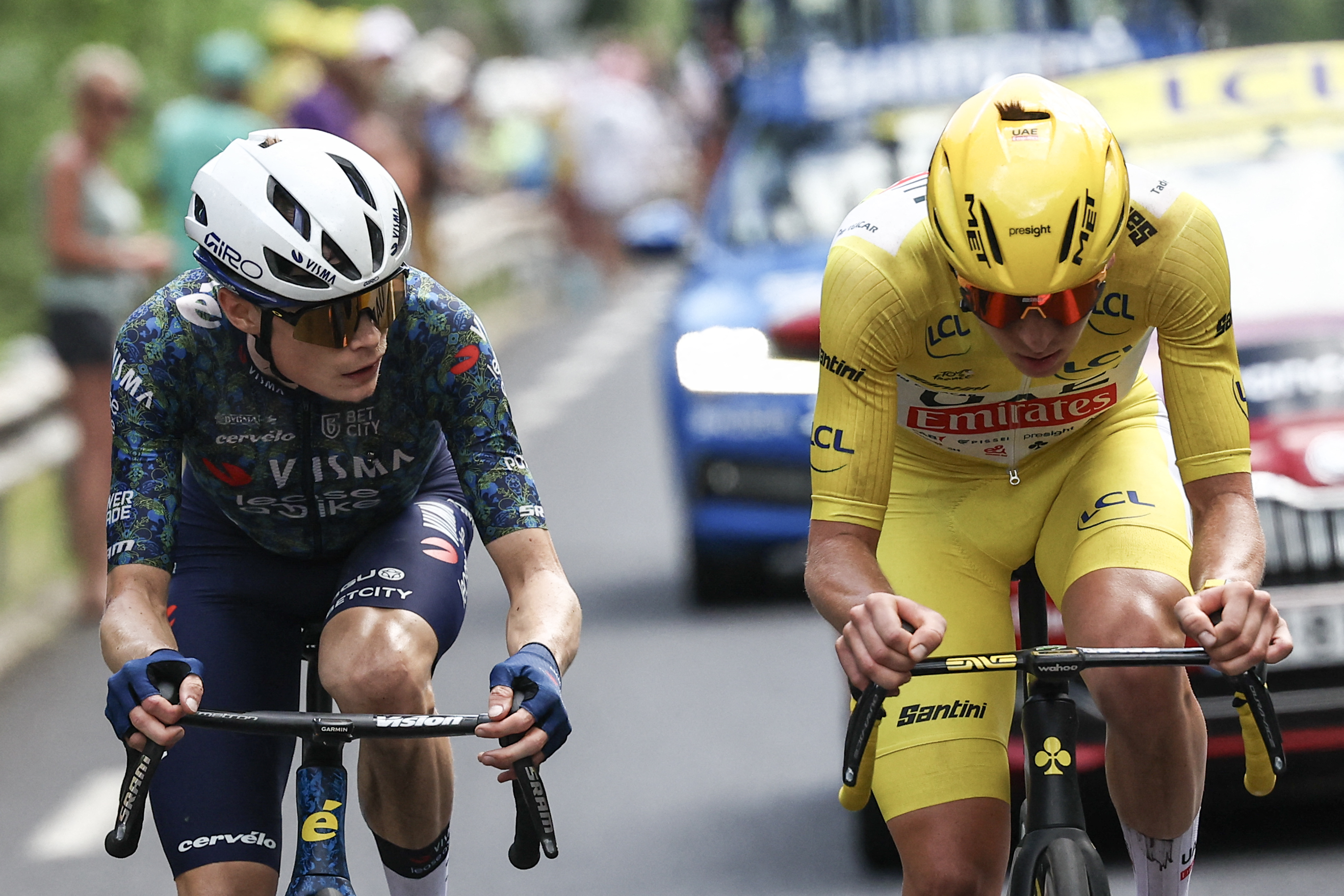 Le coureur slovène Tadej Pogacar de l'équipe UAE Team Emirates portant le maillot jaune de leader du classement général et le coureur danois Jonas Vingegaard de l'équipe Team Visma - Lease a Bike parcourent les derniers kilomètres de la 11e étape de la 111e édition du Tour de France cycliste, 211 km entre Évaux-les-Bains et Le Lioran, dans les montagnes du Massif central du centre de la France, le 10 juillet 2024. (Photo par Anne-Christine POUJOULAT / AFP)