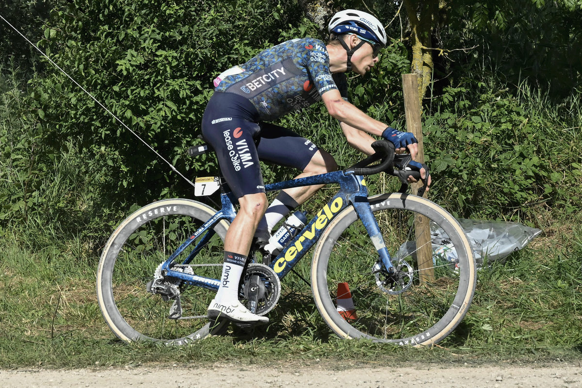 Jonas Vingegaard on teammate Jan Tratnik