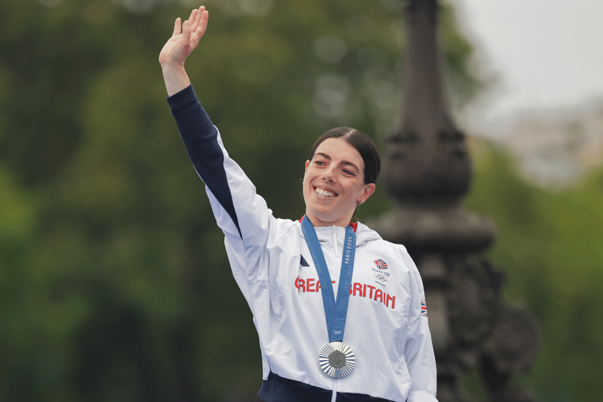 Anna Henderson takes silver in Paris Olympics time trial