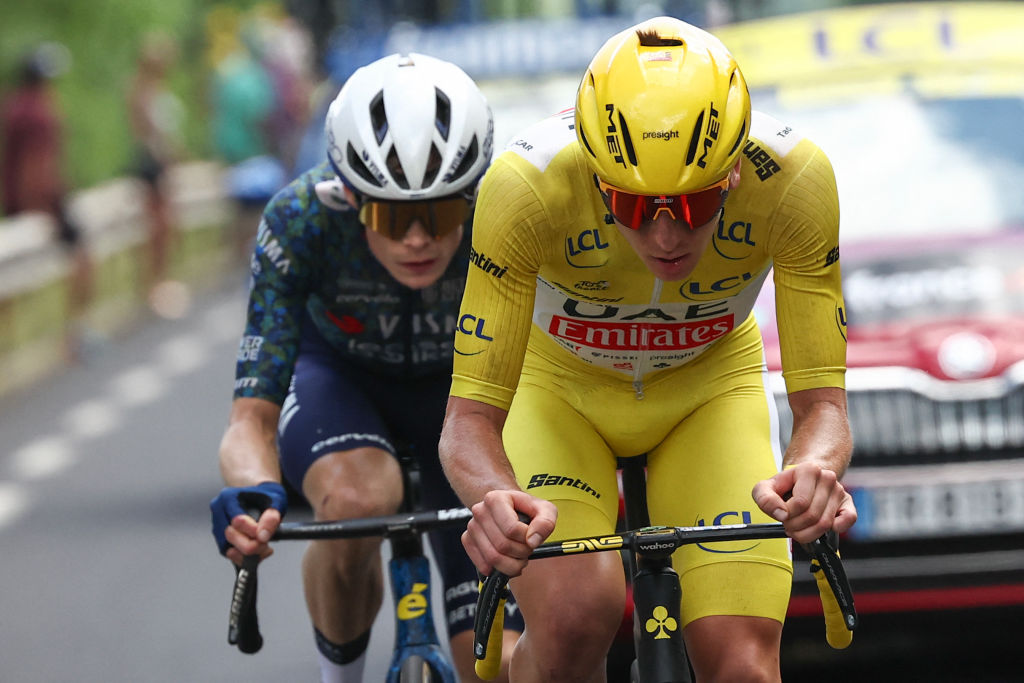 Le coureur slovène Tadej Pogacar de l'équipe UAE Team Emirates portant le maillot jaune de leader du classement général et le coureur danois Jonas Vingegaard de l'équipe Team Visma - Lease a Bike parcourent les derniers kilomètres de la 11e étape de la 111e édition du Tour de France cycliste, 211 km entre Évaux-les-Bains et Le Lioran, dans les montagnes du Massif central du centre de la France, le 10 juillet 2024. (Photo par Anne-Christine POUJOULAT / AFP)