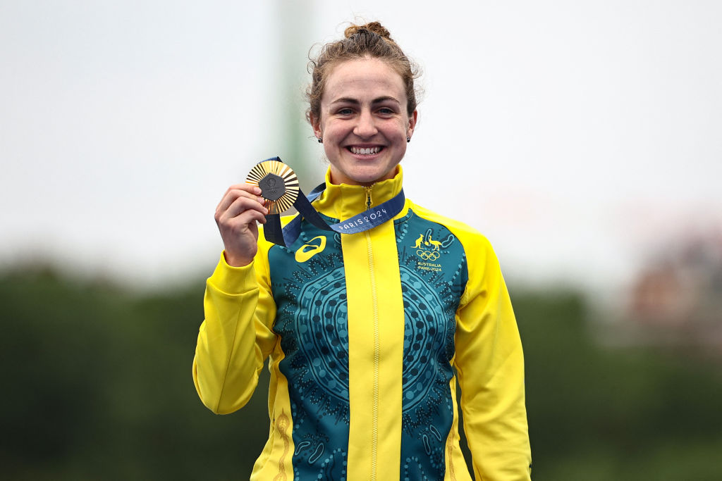 L'Australienne Grace Brown célèbre sa médaille d'or sur le podium lors de la cérémonie de remise des médailles du contre-la-montre individuel féminin en cyclisme sur route lors des Jeux Olympiques de Paris 2024 à Paris, le 27 juillet 2024. (Photo par Anne-Christine POUJOULAT / AFP)