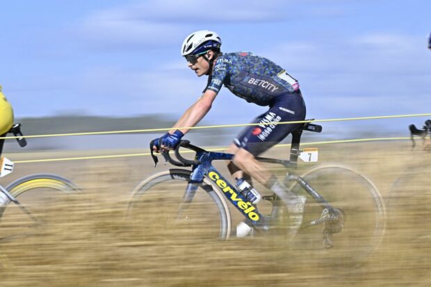 Jonas Vingegaard contraint de rouler sur le vélo de son coéquipier lors de la 9e étape du Tour de France