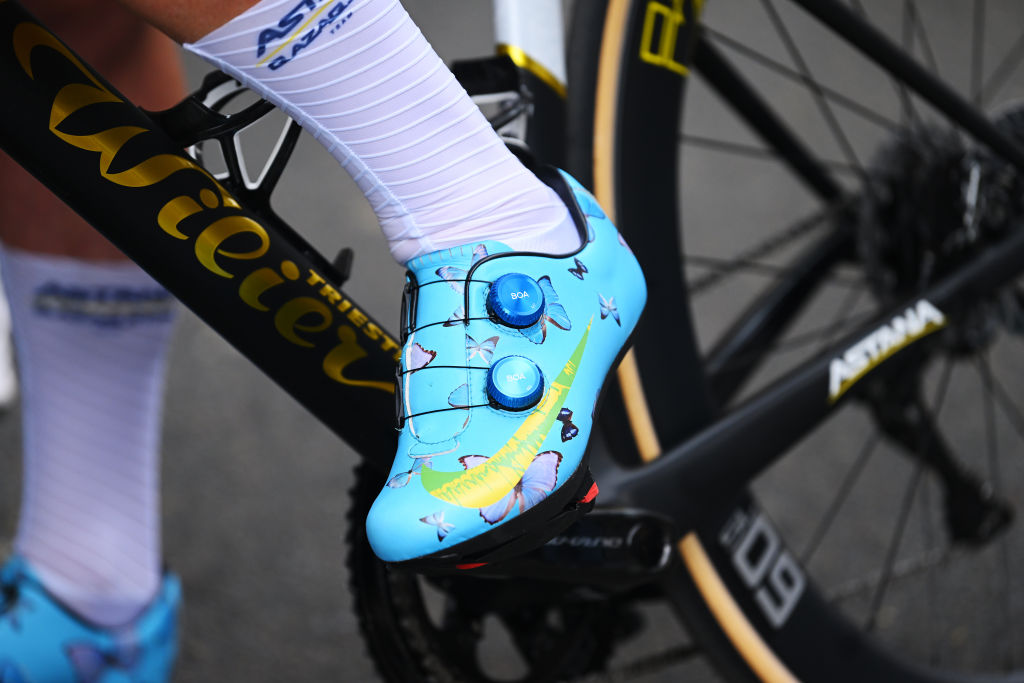 ORLÉANS FRANCE 09 JUILLET Vue détaillée des trois chaussures Nike de Mark Cavendish du Royaume-Uni et de l'équipe Astana Qatar avant la 111e étape du Tour de France 2024, une étape de 1873 km d'Orléans à Saint-Amand-Montrond UCIWT le 09 juillet 2024 à Orléans, France Photo de Dario BelingheriGetty Images