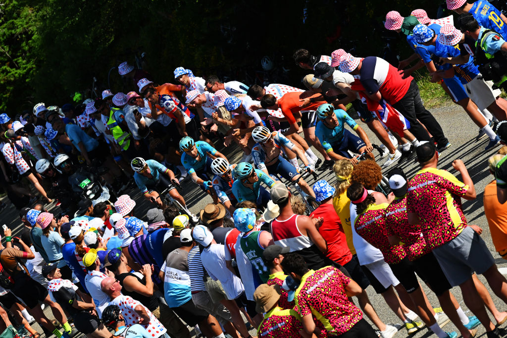 Les coureurs Astana et DSM s'élancent sur le Plateau de Beille pour battre le chrono