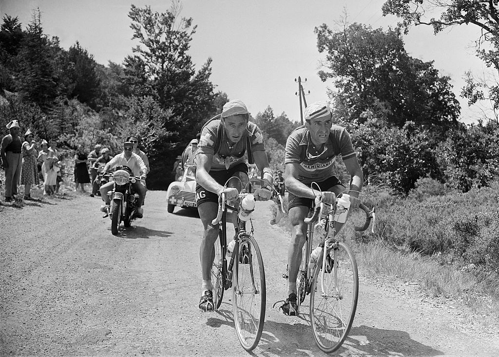 Le Suisse Ferdi Kubler à gauche et le Français Raphaël Geminiani à droite lors de la 11e étape Marseille-Avignon du Tour de France 1955 le 18 juillet 1955. Le crédit photo doit être lu AFP via Getty Images