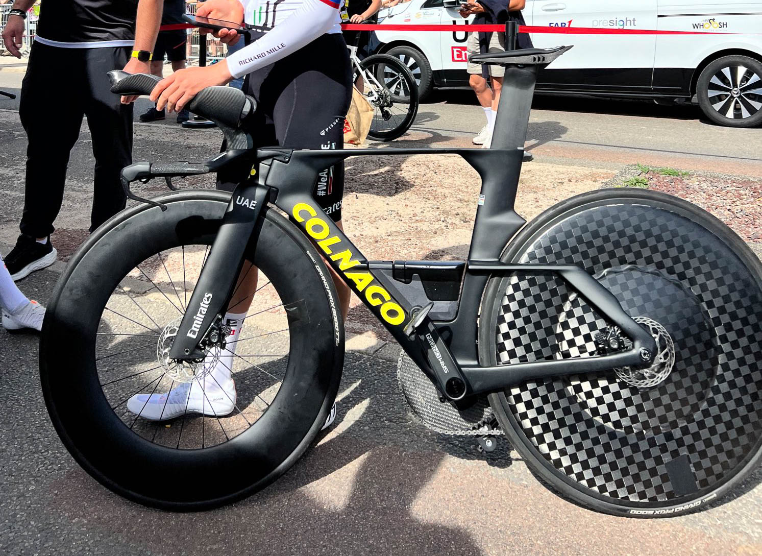 Le velo de contre la montre de Tadej Pogacar ne laisse rien de cote dans sa quete de victoire sur le Tour de France