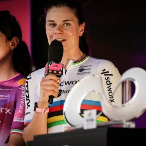 Lotte Kopecky et Elisa Longo Borghini s'adressent au public lors de la présentation des équipes féminines du Giro d'Italie - Galerie
