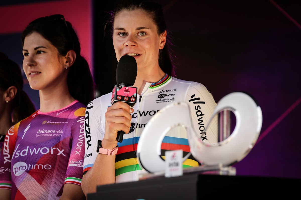 Lotte Kopecky et Elisa Longo Borghini s'adressent au public lors de la présentation des équipes féminines du Giro d'Italie - Galerie