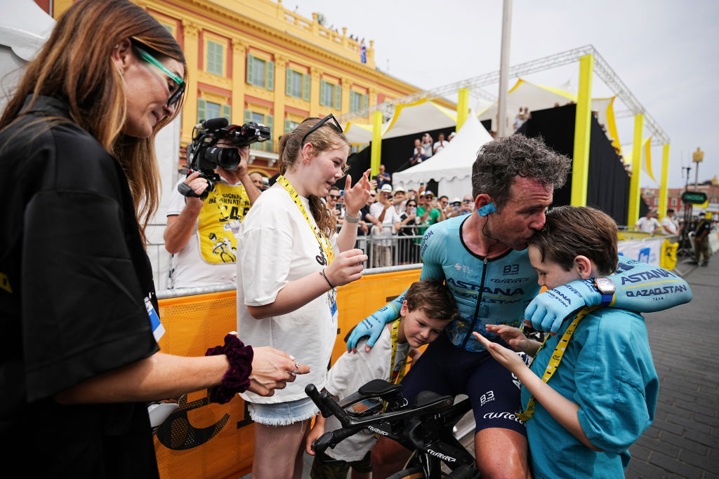 Le Britannique Mark Cavendish serre dans ses bras sa femme et ses enfants après la vingt-et-unième étape du Tour de France, un contre-la-montre individuel de 33,7 kilomètres (20,9 miles) avec départ à Monaco et arrivée à Nice, en France, dimanche 21 juillet 2024. (AP Photo/Laurent Cipriani, Pool)