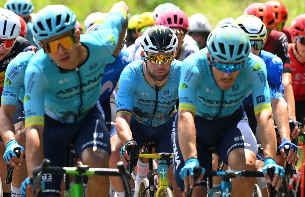 DIJON FRANCE 04 JUILLET Mark Cavendish du Royaume-Uni et l'équipe Astana Qazaqstan participent à la 111e étape 6 du Tour de France 2024, une étape de 1635 km de Macon à Dijon UCIWT le 04 juillet 2024 à Dijon, France Photo de Dario BelingheriGetty Images