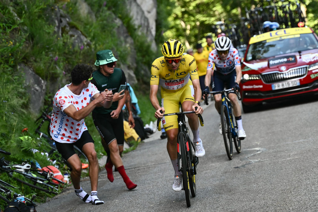 Le coureur slovène Tadej Pogacar, maillot jaune de leader du classement général de l'équipe UAE Team Emirates, prend la tête du peloton en dépassant le coureur danois Jonas Vingegaard, de l'équipe Team Visma - Lease a Bike, dans l'ascension finale du Plateau de Beille lors de la 15e étape de la 111e édition du Tour de France cycliste, 197,7 km entre Loudenvielle et le Plateau de Beille, dans les Pyrénées, dans le sud-ouest de la France, le 14 juillet 2024. (Photo de Marco BERTORELLO / AFP)