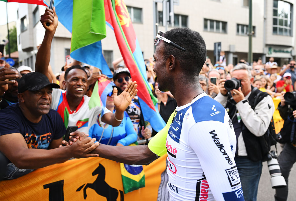 Girmay célèbre avec un groupe de fans érythréens après avoir sprinté vers la victoire lors de la 3e étape