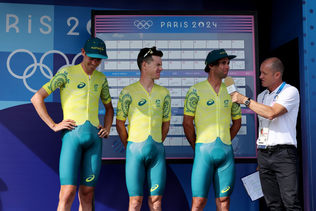 PARIS FRANCE 03 AOÛT Ben Oconnor Simon Clarke et Michael Matthews de l'équipe australienne avant la course sur route masculine le huitième jour des Jeux Olympiques de Paris 2024 au Trocadéro le 03 août 2024 à Paris, France Photo de Tim de WaeleGetty Images