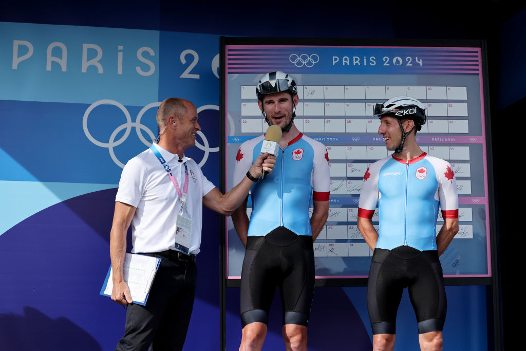 PARIS FRANCE 03 AOÛT Derek Gee et Michael Woods de l'équipe canadienne avant la course sur route masculine le huitième jour des Jeux olympiques de Paris 2024 au Trocadéro le 03 août 2024 à Paris, France Photo de Tim de WaeleGetty Images