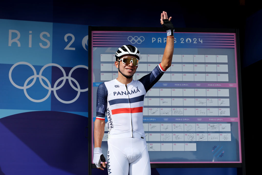 PARIS FRANCE 03 AOÛT Franklin Archibold de l'équipe panaméenne avant la course sur route masculine le huitième jour des Jeux Olympiques de Paris 2024 au Trocadéro le 03 août 2024 à Paris, France Photo de Tim de WaeleGetty Images