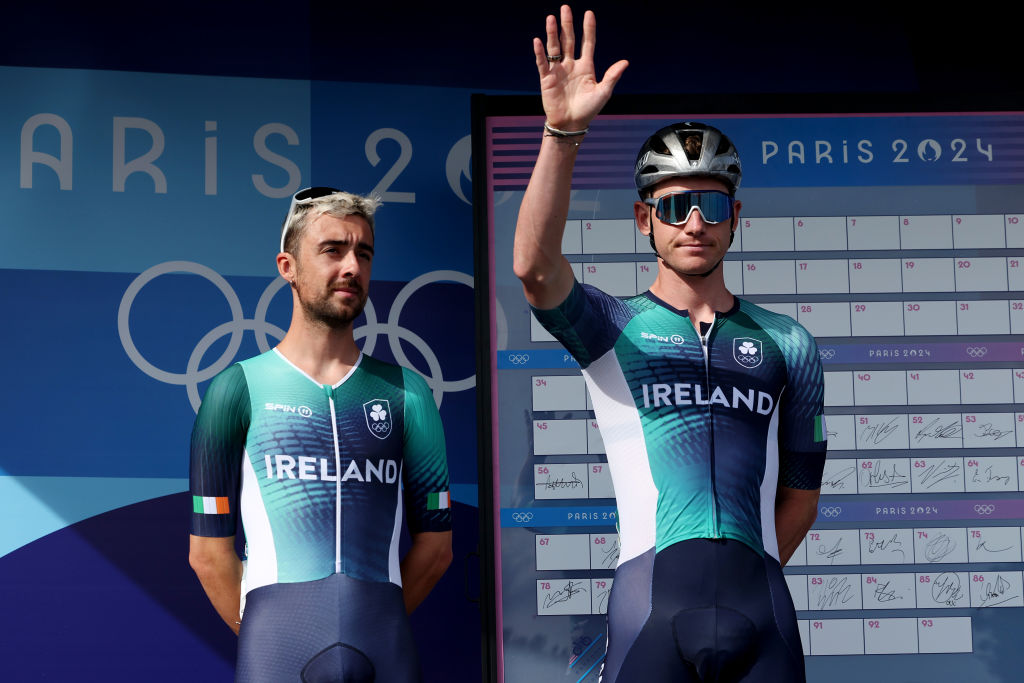 PARIS FRANCE 03 AOÛT Ben Healy et Ryan Mullen de l'équipe irlandaise avant la course sur route masculine le huitième jour des Jeux Olympiques de Paris 2024 au Trocadéro le 03 août 2024 à Paris, France Photo de Tim de WaeleGetty Images