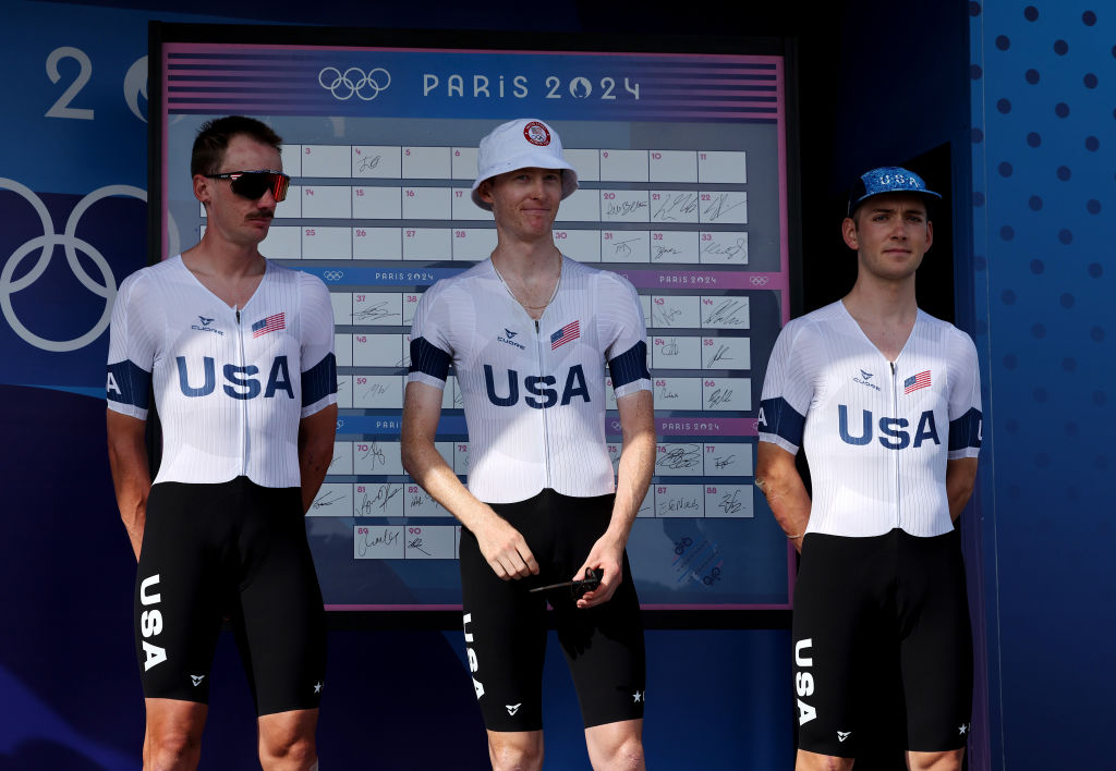 PARIS FRANCE 03 AOÛT Matteo Jorgenson Brandon Mcnulty Magnus Sheffield de l'équipe des États-Unis avant la course sur route masculine le huitième jour des Jeux Olympiques de Paris 2024 au Trocadéro le 03 août 2024 à Paris, France Photo de Tim de WaeleGetty Images