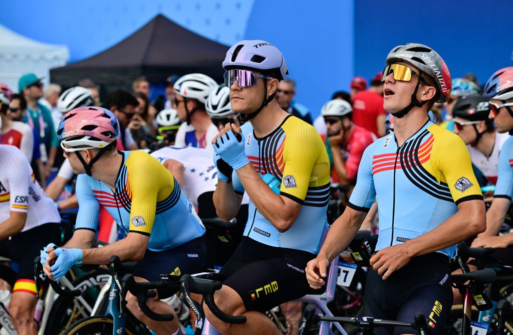 Le cycliste belge Jasper Stuyven et le cycliste belge Remco Evenepoel photographiés au départ de la course en ligne masculine aux Jeux Olympiques de Paris 2024, le samedi 03 août 2024 à Paris, en France. Les Jeux de la XXXIIIe Olympiade se déroulent à Paris du 26 juillet au 11 août. La délégation belge compte 165 athlètes en compétition dans 21 sports. BELGA PHOTO DIRK WAEM (Photo de DIRK WAEM / BELGA MAG / Belga via AFP)