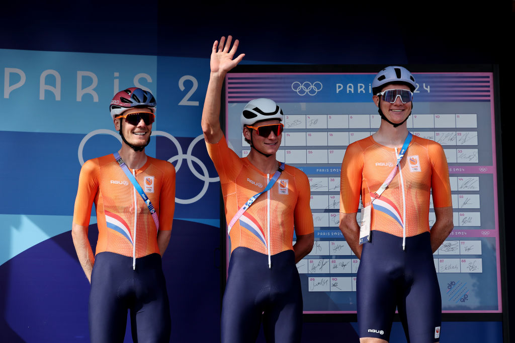 PARIS FRANCE 03 AOÛT Mathieu Van Der Poel C Daan Hoole R Dylan Van Baarle L de l'équipe des Pays-Bas lors de la course sur route masculine le huitième jour des Jeux Olympiques de Paris 2024 au Trocadéro le 03 août 2024 à Paris, France Photo de Tim de WaeleGetty Images