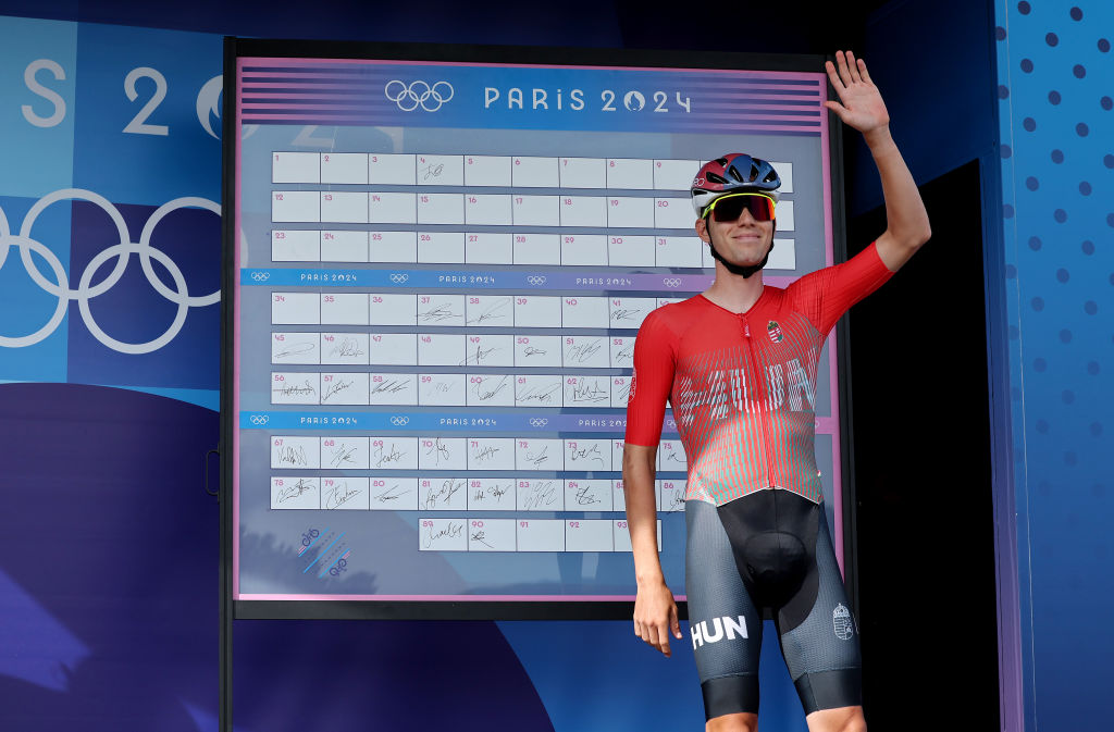 PARIS FRANCE 03 AOÛT Attila Valter de l'équipe hongroise avant la course sur route masculine le huitième jour des Jeux Olympiques de Paris 2024 au Trocadéro le 03 août 2024 à Paris, France Photo de Tim de WaeleGetty Images