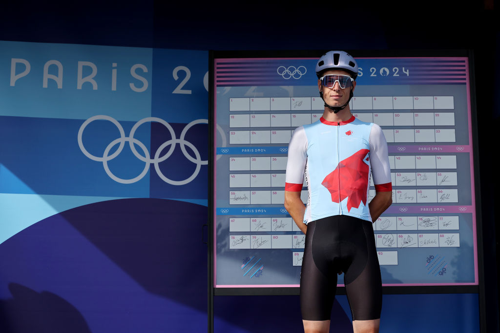 PARIS FRANCE 03 AOÛT Alex Kirsch de l'équipe luxembourgeoise avant la course sur route masculine le huitième jour des Jeux Olympiques de Paris 2024 au Trocadéro le 03 août 2024 à Paris, France Photo de Tim de WaeleGetty Images